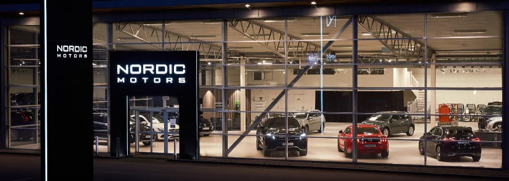 Nordic Motors fasad kvällstid